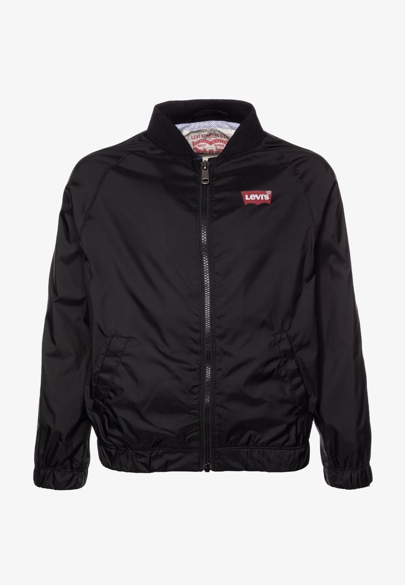 Czarna bomberka z nylonu z przednim zamkiem błyskawicznym, prążkowanym kołnierzem i elastycznymi mankietami. Na piersi wyróżnia się czerwone logo Levi's.