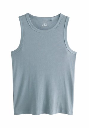 Svijetloplavi rebrasti top s okruglim izrezom i širokim naramenicama, izrađen od mekog materijala glatke teksture.