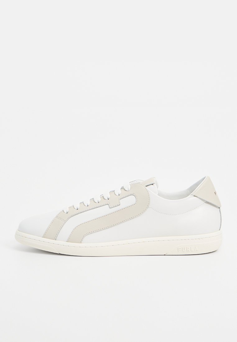 Białe skórzane trampki z beżowym akcentem, posiadające zaokrąglony kształt po bokach, gumową podeszwę i sznurowane zapięcie. Nazwa firmy na pięcie.