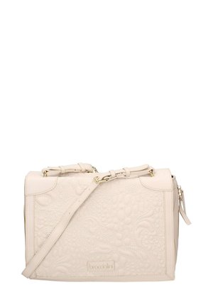Beige synthetische handtas met verhoogd bloemenpatroon, gouden hardware, afneembare schouderband en een ritsvak aan de zijkant. Rechthoekige vorm.