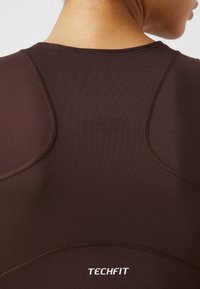 adidas Performance TECHFIT brązowy