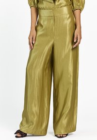 Wijdvallende broek in metallic olijfgroene stof met een gladde textuur en hoge taille. Heeft een voorplooi en een subtiele glans.