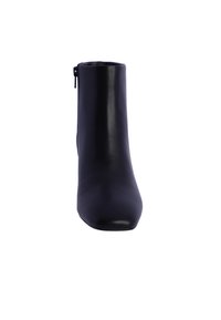 Botín negro de tobillo con un acabado de cuero suave, puntera afilada y cremallera lateral para el cierre. Diseño elegante y minimalista sin acentos.