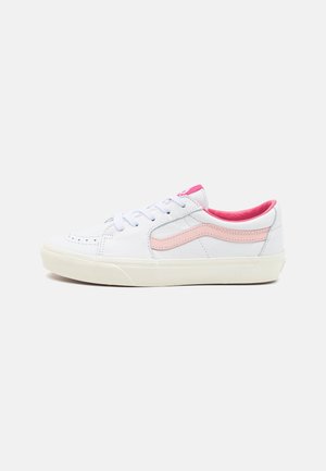 Sneakers bianchi con accenti rosa, dotati di tomaia in pelle, punta arrotondata, suola piatta in gomma bianca e design classico con lacci.