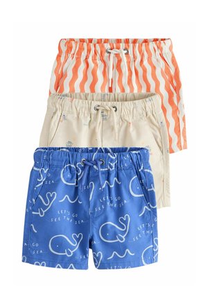 Drei Paare Kinder-Badehosen mit elastischem Bund: orange gestreift mit Wellenmuster, beige mit nautischem Druck und blau mit weißen Walen und Text.
