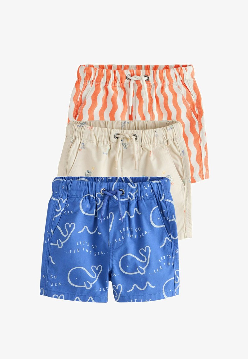 Trois paires de shorts de bain pour enfants avec taille élastique : rayures ondulées orange, imprimé nautique beige, et bleu avec des baleines blanches et du texte.