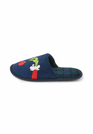 Chaussons bleu marine en matériau doux, avec un graphisme de personnage vert et des accents rouges. Texture à carreaux à l'intérieur. Design à enfiler.