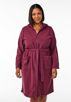 Bordeauxfarbenes Fleece-Bademantel mit Kapuze, Frontreißverschluss und Bindegürtel. Verfügt über zwei Fronttaschen und lange Ärmel mit einer weichen Textur.