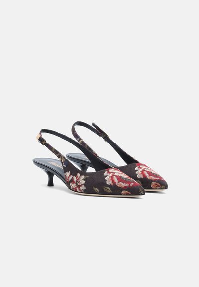 Chaussures à talons kitten slingback noires avec bouts pointus et motif de tapisserie florale rouge et blanche.