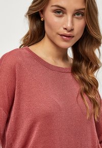Minus MIELNE KNIT - Džemperis - mineral red lurex