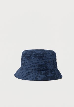 Chapeau bob bleu marine avec des motifs abstraits sombres subtils et des œillets métalliques sur le côté, présenté sur un fond clair uni.
