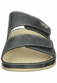 Sandal in pelle nera con due cinturini regolabili, cuciture bianche, design aperto sulla punta e suola imbottita di colore chiaro.