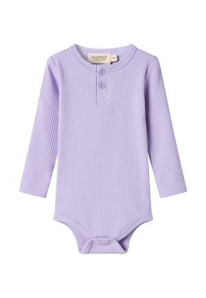Lilla langermet bodysuit laget av ribbet bomull. Har rund hals, tre-knappers placket og trykknappåpning nederst.