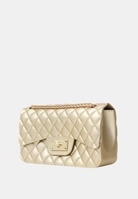 Borsa a tracolla in finta pelle dorata trapuntata con patta pieghevole, accessori dorati e una tracolla a catena. Presenta un gancio decorativo e una forma strutturata.