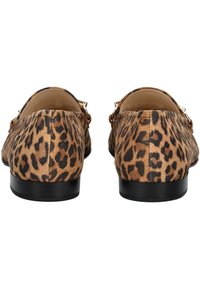 Scarpe slip-on con stampa leopardata in marrone e nero, con una texture in suede morbido, forma arrotondata e suole piatte nere. Dettagli in metallo dorato.