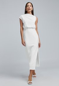 BWLDR ALIAS MIDI - Vabalt langev kleit - off white
