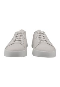 Baskets en cuir blanc avec bouts ronds, lacets plats blancs, basse tige et semelles texturées. Design minimaliste sans logos ou accents prononcés.