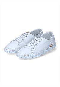 Weiße, niedrig geschnittene Sneaker aus Leder mit weißen Gummisohlen, runder Spitze, Schnürung an der Vorderseite und einem kleinen braunen Akzent an der Seite.