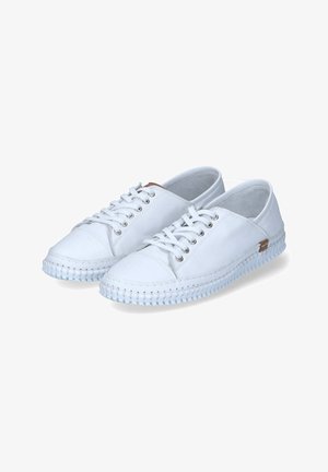 Weiße, niedrig geschnittene Sneaker aus Leder mit weißen Gummisohlen, runder Spitze, Schnürung an der Vorderseite und einem kleinen braunen Akzent an der Seite.