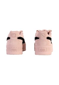 Zapatillas de ante rosa con una franja lateral negra, suela de goma texturizada y tirador trasero. Presenta un logo plateado en el talón.