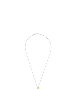 Delikatny srebrny naszyjnik z małą zawieszką w kształcie serca podzieloną na srebrną i złotą połowę.