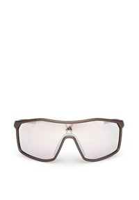 Gafas de sol marrones sobredimensionadas con diseño envolvente, lentes reflectantes y una montura de plástico resistente que presenta un logo sutil entre las lentes.