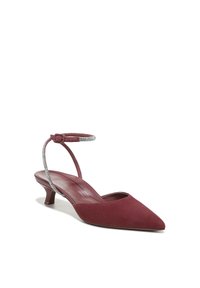 Bordeaux suède slingback hakken met een spitse neus, lage kittenhak en een zilveren enkelsluiting met decoratieve versieringen.