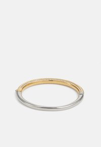 Metallarmbånd med to-farget design, med en gullfarge innvendig og sølvfarge utvendig, prydet med små klare edelstener langs kanten.