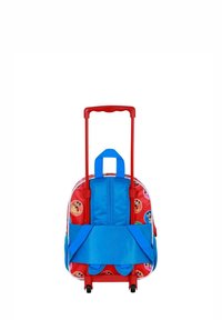 Mochila con ruedas en colores rojo, azul y blanco. Presenta un patrón de dibujos animados, asa retráctil y ruedas dobles para mayor movilidad.