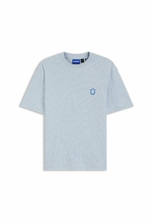 Hellblaues T-Shirt mit kurzen Ärmeln, feiner Leopardenmuster-Textur und kleinem blauem "HUGO" Smiley-Logo auf der Brust.