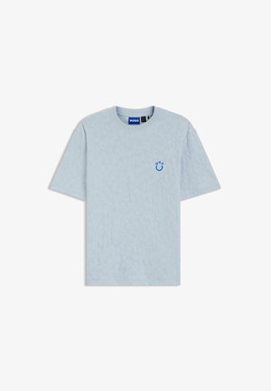 Hellblaues T-Shirt mit kurzen Ärmeln, feiner Leopardenmuster-Textur und kleinem blauem "HUGO" Smiley-Logo auf der Brust.