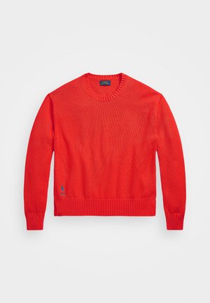 Rød strikket genser med rund hals, ribbestrikket bunn og mansjetter, med en liten blå logo på nedre venstre side.