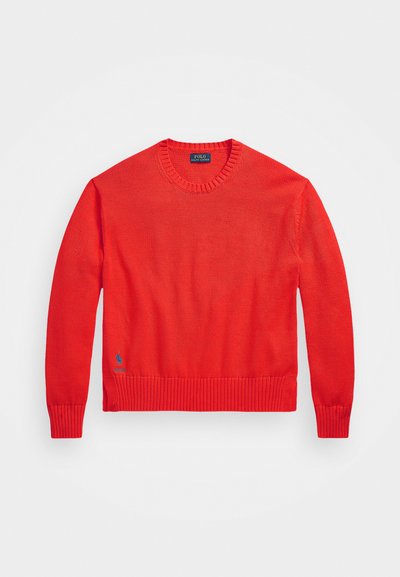 Röd stickad tröja med rund halsringning, ribbad nederkant och manschetter, med en liten blå logotyp på nedre vänstra sidan.