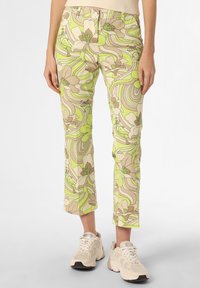 Mönstrade byxor med ett blommönster i gröna och beige toner, tillverkade av lätt tyg; rak skärning med midjehög midja.