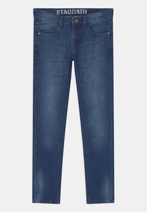 Jean en denim bleu avec légère décoloration, design à cinq poches, fermeture à boutons et étiquette de marque "STACCATO" à l'intérieur de la ceinture.