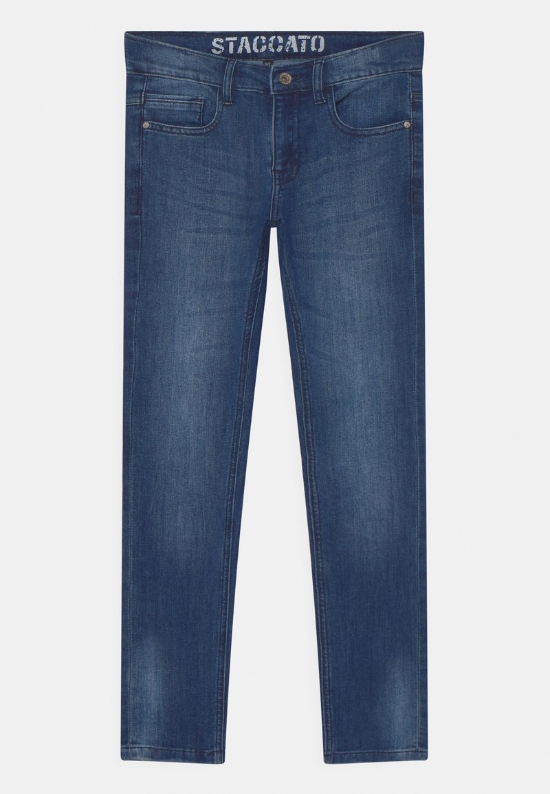 Jean en denim bleu avec légère décoloration, design à cinq poches, fermeture à boutons et étiquette de marque "STACCATO" à l'intérieur de la ceinture.