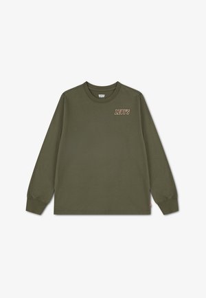 Langærmet olivengrøn trøje med rund hals og "LEVI'S" logo i beige og brun på venstre bryst.