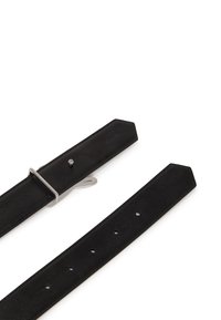 Zwarte leren riem met een gladde textuur, voorzien van een zilveren metalen gesp en een reeks gaten voor aanpassing. De uiteinden zijn puntig.