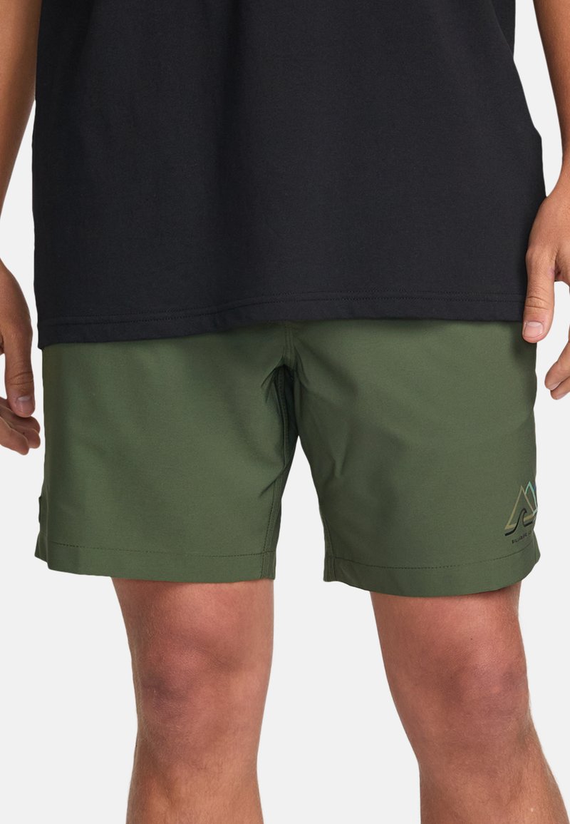 Pantaloni corti verdi realizzati in un tessuto leggero, con fronte piatto, bordi orlati e una piccola accentatura del logo. La texture appare liscia.