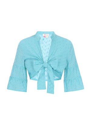 Chaqueta corta azul claro con mangas acampanadas, adornada con bordados florales, cierre delantero con lazo y cuello redondeado.