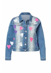 Chaqueta de mezclilla con un lavado en azul claro, que presenta corazones pintados en rosa, morado y blanco en la parte delantera y en las mangas. Detalle de botones plateados.
