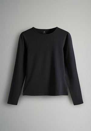 Czarna koszula z długim rękawem, wykonana z gładkiej bawełny, z okrągłym dekoltem i prostym krojem z niewielkimi rozcięciami po bokach u dołu.