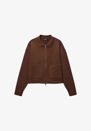 Veste zippée marron avec col, manches longues et deux poches plaquées à l'avant. Tissu texturé avec une silhouette cropped.