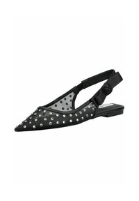 Zapato plano negro tipo slingback con punta puntiaguda, parte superior de malla con lunares y detalles de tachuelas en el frente. Suela de goma.