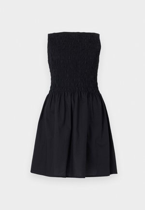 Robe noire sans bretelles avec corsage smocké et jupe évasée, longueur au genou, présentée à plat sur fond blanc.