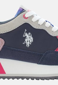 Sneaker mit Obermaterial aus marineblauem Leder und grauem Wildleder, pinken Akzenten, weißen Schnürsenkeln, strukturierten Sohlen und einem silbernen Polo-Spieler-Logo.