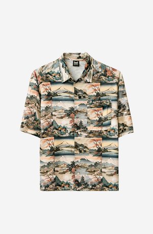 Chemise à manches courtes à boutons avec un imprimé à motifs représentant des paysages traditionnels japonais comprenant des montagnes, des arbres, des pagodes et de l'eau.