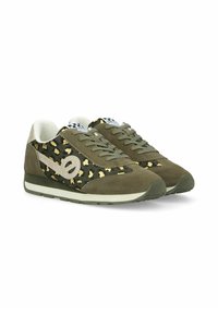 Sneakers verde in suede con pannelli a stampa leopardata, dettagli beige a contrasto e suole bianche ammortizzate; presentano un design con lacci e linguetta con marchio.