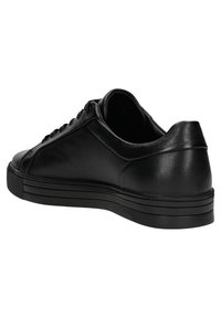 Sneakers in pelle nera con finitura liscia, punta arrotondata, profilo basso e suola in gomma testurizzata. Presentano un design di allacciatura con cinque occhielli.