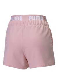 Rosa idrottsshorts med resårmidja och vit "PUMA"-logotyp. Slät tyg, avslappnad passform, inga synliga fickor.